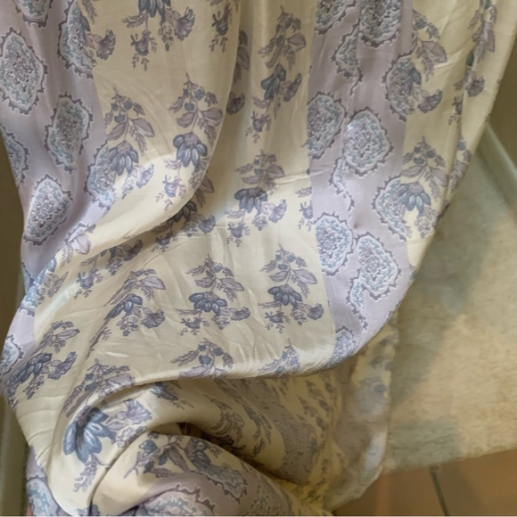 Elegant silky backless dress. Flutter sleeve. - Picture 9 of 9